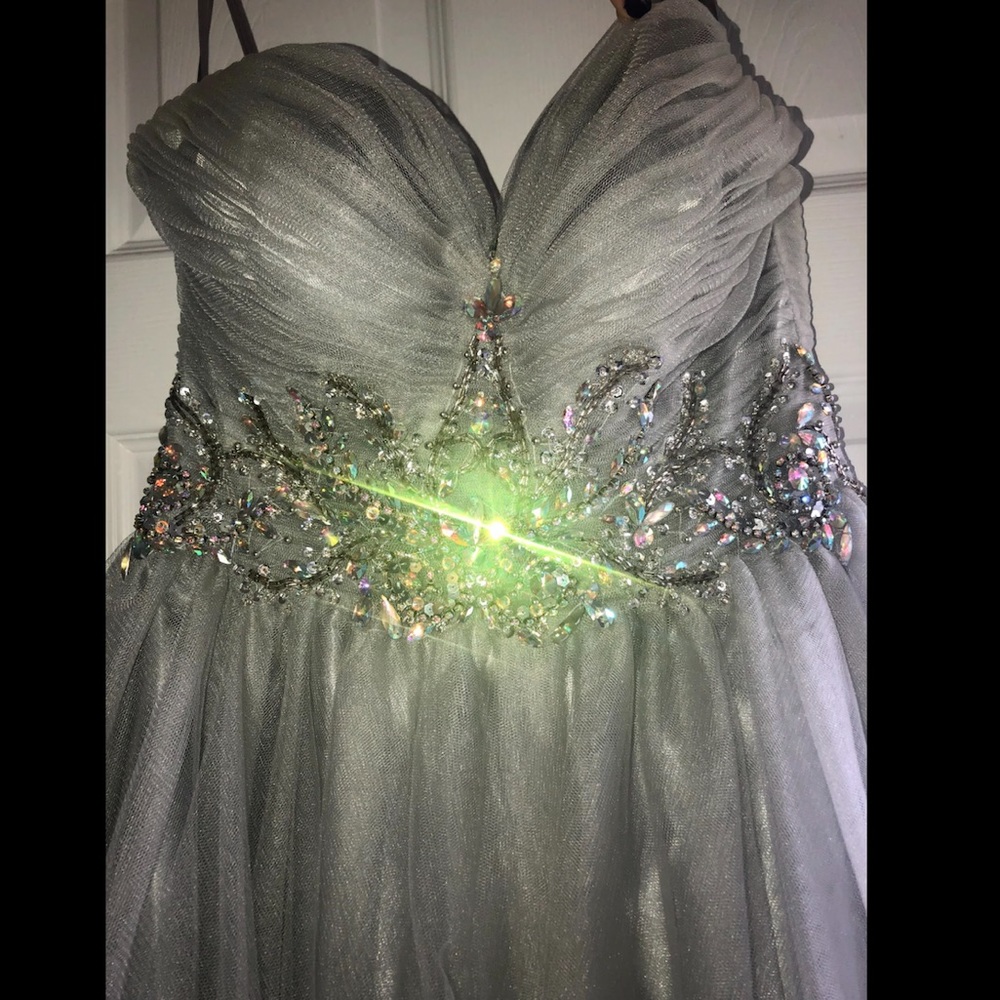 🤍SHORT SILVER PROM  DRESS!!🤍 - Picture 3 of 4